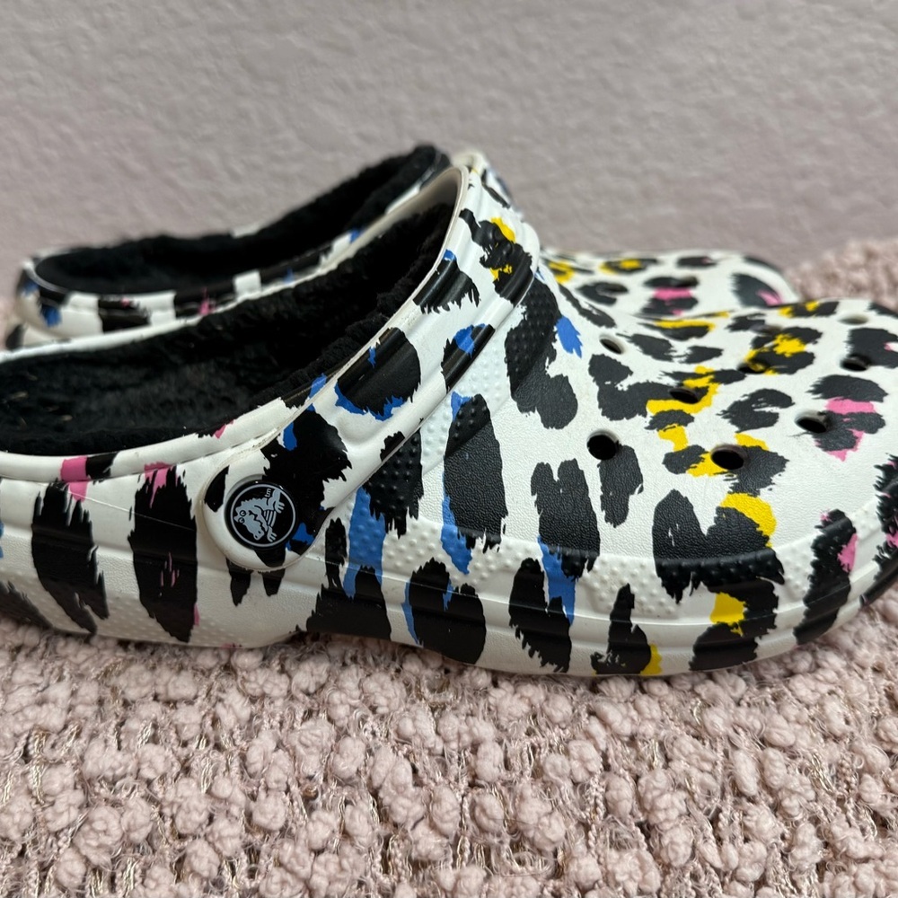 Women’s Rainbow Leopard Crocs, sz 8M - Picture 4 of 7